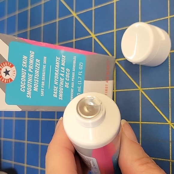 First Aid Beauty Coconut Skin Smoothie Priming Moisturizer 50ml New Sealed Tube - Picture 3 of 3